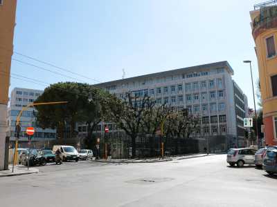 Libert�/Tribunale - A nord-ovest del Libert� pi� antico, tagliata traversalmente da via Crispi, si apre una porzione del quartiere dove a palazzi di epoca fascista si affiancano edifici pi� moderni degli anni 60 e 70. Tra questi la sede del Palazzo di Giustizia di Bari, realizzata nel 1967